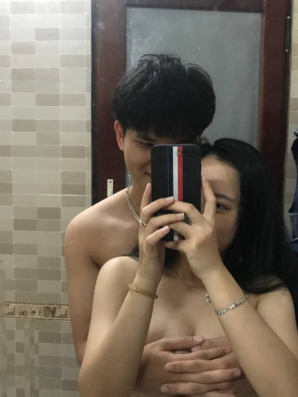 Thấy chị thủ dâm dưới bếp, em trai lao vào địt